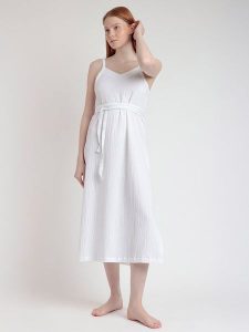 Admas Sukienka w kolorze białym rozmiar: M. Białe sukienki Admas, na co dzień, m, bez wzorów, z tkaniny, bez kołnierzyka, bez ramiączek, midi, proste. Za 86,99 zł.