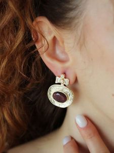 Pierres delicates Pozłacane kolczyki-wkrętki z kocim okiem rozmiar: onesize. Różowe kolczyki Pierres delicates, pozłacane. Za 43,99 zł.