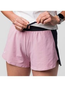 Salewa Szorty funkcyjne w kolorze jasnoróżowo-czarnym rozmiar: 42. Czarne spodenki sportowe Salewa, bez wzorów, z materiału, z podwyższonym stanem, outdoorowe. Za 140,53 zł.