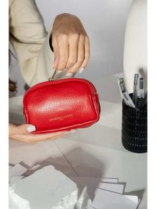 Christian Laurier Skórzany portfel "Tamar" w kolorze czerwonym - 15 x 9,5 x 4 cm rozmiar: onesize. Czerwone portfele Christian Laurier, bez wzorów, z materiału. Za 152,99 zł.