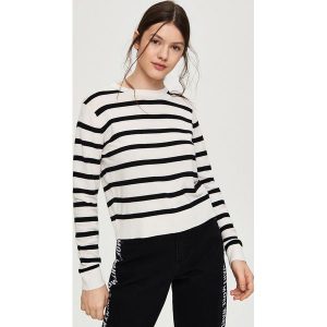 Luźny sweter - Biały. Białe swetry oversize marki Sinsay. W wyprzedaży za 19,99 zł.