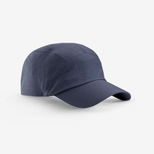 Czapka turystyczna z daszkiem Forlcaz MT500 V2. Niebieskie czapki FORCLAZ, bez wzorów, z elastanu, sportowe. Za 39,99 zł.