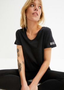 T-shirt z czystej bawełny. Czarne t-shirty bonprix, bez wzorów, z bawełny, bez kołnierzyka, bez ramiączek. Za 42,99 zł.