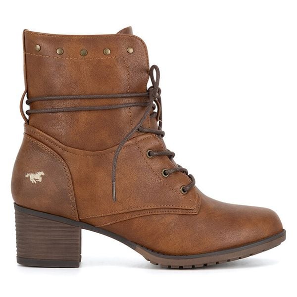 Trzewiki Mustang. Brązowe botki Mustang, bez wzorów, bez obcasa, na słupku, bez zapięcia. Za 251,99 zł.