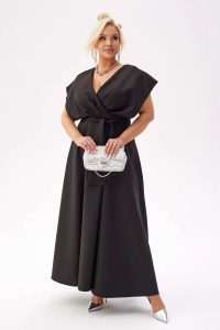 Elegancka czarna sukienka Flavia na wesele PLUS SIZE XXL JESIEŃ. Czarne sukienki Moda Size Plus Iwanek, na imprezę, na jesień, plus size, bez wzorów, z elastanu, eleganckie, bez kołnierzyka, plus size, bez ramiączek, mini, kopertowe. Za 429,90 zł.