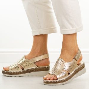 Złote skórzane sandały damskie na koturnie S.Barski 5916. Białe sandały S.BARSKI, bez wzorów, z jeansu, bez obcasa, na koturnie, bez zapięcia. Za 249,00 zł.