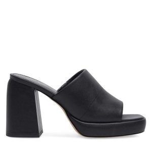 Klapki Jenny Fairy. Czarne klapki Jenny Fairy, bez wzorów, bez obcasa. Za 83,99 zł.