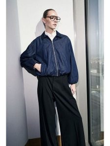 Trendyol Kurtka dżinsowa w kolorze niebieskim rozmiar: S. Niebieskie kurtki Trendyol, s, bez wzorów, z bawełny, bez kaptura. Za 173,99 zł.