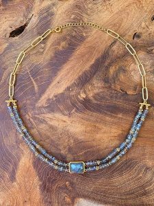 Taboo Pozłacany naszyjnik z labradorytami - dł. 40 cm rozmiar: onesize. Niebieskie naszyjniki Taboo, z labradorytem, pozłacane. Za 173,99 zł.