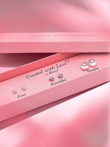 Created with Love 3-częściowy zestaw kolczyków-wkrętek "Glowly" z cyrkoniami rozmiar: onesize. Białe kolczyki Created with Love, z cyrkonią, srebrne. Za 104,14 zł.