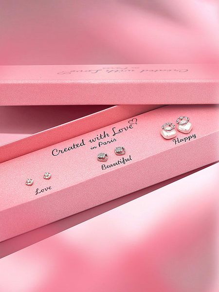 Created with Love 3-częściowy zestaw kolczyków-wkrętek "Glowly" z cyrkoniami rozmiar: onesize. Białe kolczyki Created with Love, z cyrkonią, srebrne. Za 95,92 zł.