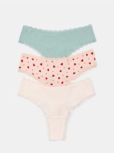 Bawełniane stringi z koronką 3 pack - wielobarwny. Stringi Sinsay, bez wzorów, z bawełny. Za 22,99 zł.