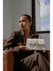 Christian Laurier Skórzana torebka "Katya" w kolorze białym - 25 x 14 x 8 cm rozmiar: onesize. Białe torebki klasyczne Christian Laurier, bez wzorów, z materiału, przez ramię, bez dodatków. Za 326,99 zł.