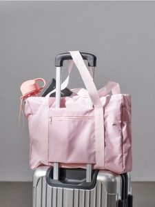 Torba podróżna z kieszeniami - różowy. Czerwone torby podróżne i sportowe Sinsay, bez wzorów. Za 15,99 zł.