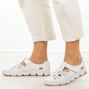 Białe przewiewne skórzane półbuty damskie T.Sokolski w26-86. Białe półbuty Sokolski, na lato, bez wzorów, z jeansu, z okrągłym noskiem, bez obcasa, na płaskiej podeszwie, bez zapięcia. Za 199,00 zł.