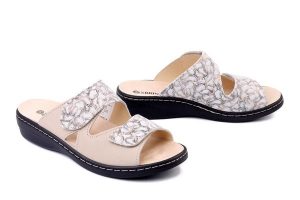 DR. BRINKMANN 700583-08 perle, klapki damskie. Brązowe klapki Dr. Brinkmann, bez wzorów, ze skóry, bez obcasa. Za 242,17 zł.