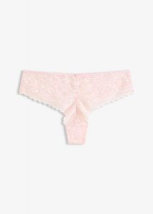 Figi brazylijskie z miękkiej koronki. Czerwone figi bonprix, bez wzorów, z koronki. Za 37,99 zł.