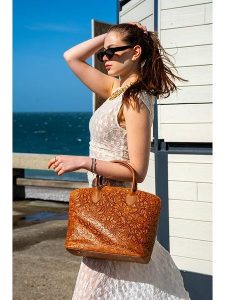 Victor & Hugo Paris Skórzana torebka "Madison" w kolorze jasnobrązowym - 38 x 27 x 15 cm rozmiar: onesize. Brązowe torebki klasyczne Victor & Hugo Paris, bez wzorów, z materiału, na ramię, bez dodatków. Za 347,99 zł.