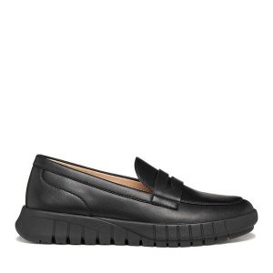 Półbuty Geox. Czarne półbuty Geox, bez wzorów, bez obcasa, na płaskiej podeszwie, bez zapięcia. Za 449,99 zł.