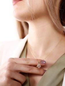 Atelier MIU Pozłacany naszyjnik z zawieszką - dł. 45 cm rozmiar: onesize. Żółte naszyjniki Atelier MIU, z cyrkonią, pozłacane. Za 30,99 zł.