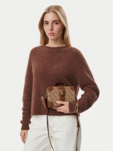 Guess Torebka J6BZ04 W3964 Brązowy. Brązowe kuferki Guess, z aplikacjami, z materiału, bez dodatków. Za 344,99 zł.