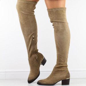 Beżowe zamszowe kozaki damskie na obcasie Vinceza 10820. Brązowe kozaki VINCEZA, bez wzorów, z zamszu, bez obcasa, na obcasie, bez zapięcia. Za 259,00 zł.