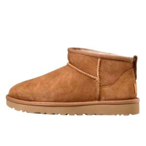Buty do chodzenia dla dorosłych UGG Classic Ultra Mini Chestnut. Brązowe buty trekkingowe Ugg, bez zapięcia. Za 769,00 zł.
