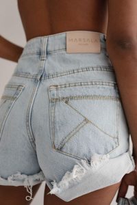 Szorty jeansowe z wysokim stanem w kolorze niebieskim - VANITY BLUE DENIM-XS. Niebieskie szorty Marsala, bez wzorów, z denimu, casualowe, z podwyższonym stanem. Za 299,90 zł.