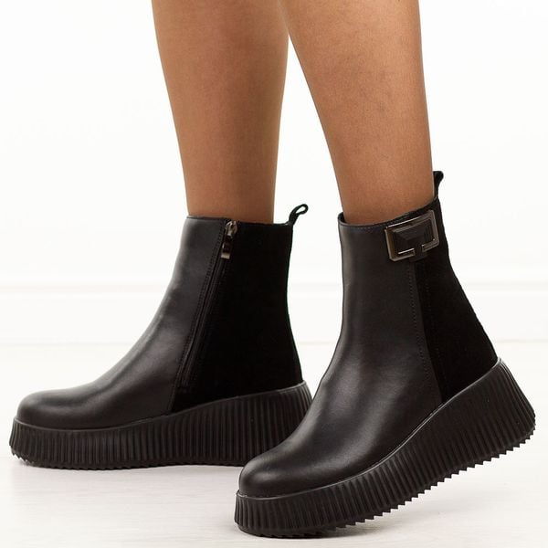 Czarne skórzane botki damskie Filippo Dbt7268/25. Czarne botki Filippo, na jesień, bez wzorów, z jeansu, z okrągłym noskiem, bez obcasa, na platformie, bez zapięcia. Za 329,00 zł.