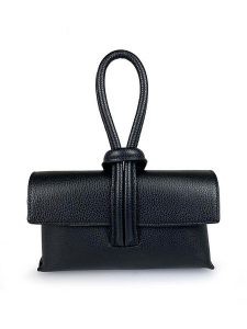 ORE10 Skórzana torebka w kolorze czarnym - 23 x 13 x 6 cm rozmiar: onesize. Czarne torebki klasyczne ORE10, bez wzorów, z materiału, bez dodatków. Za 173,99 zł.