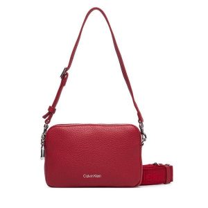Torebka Calvin Klein. Czerwone listonoszki Calvin Klein, bez wzorów, bez dodatków. Za 409,99 zł.