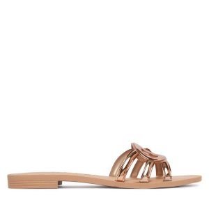 Klapki Guess. Brązowe klapki Guess, z aplikacjami, bez obcasa. Za 162,99 zł.