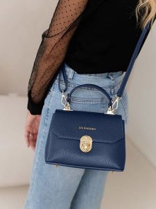 Lia Biassoni Skórzana torebka "Calopinace" w kolorze granatowym - 23 x 16 x 12 cm rozmiar: onesize. Niebieskie torebki klasyczne Lia Biassoni, bez wzorów, z materiału, przez ramię, bez dodatków. Za 260,99 zł.