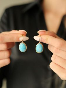 Pierres de Jade Pozłacane kolczyki z opalem rozmiar: onesize. Niebieskie kolczyki Pierres de Jade, z opalem, pozłacane. Za 84,21 zł.