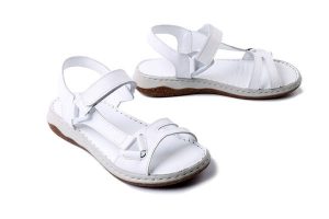 ARTIKER RELAKS 54C0596 biały, sandały damskie. Białe sandały Artiker Relaks, bez wzorów, bez obcasa, bez zapięcia. Za 175,92 zł.