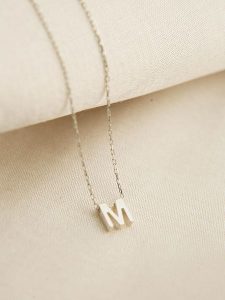 Lodie Silver Srebrny naszyjnik "M" z zawieszką - dł. 43 cm rozmiar: onesize. Szare naszyjniki Lodie Silver, srebrne. Za 79,03 zł.