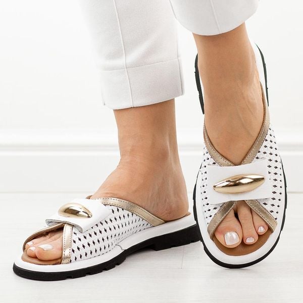 Białe skórzane klapki damskie T.Sokolski 26008. Białe klapki Sokolski, z aplikacjami, ze skóry, bez obcasa, na płaskiej podeszwie. Za 299,00 zł.