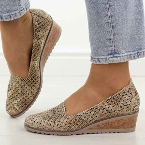 Złote wąż czółenka damskie na koturnie Potocki 12306. Żółte czółenka POTOCKI, w ażurowe wzory, ze skóry, bez obcasa, na koturnie, bez zapięcia. Za 169,00 zł.