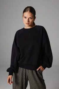 BLUZA ELENA CZARNA M - Flawless. Czarne bluzy Flawless, m, bez wzorów, z bawełny, bez kaptura. Za 369,00 zł.