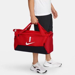 Torba Sportowa Academy Team. Czerwone torby podróżne i sportowe Nike, bez wzorów, z poliesteru. Za 119,99 zł.