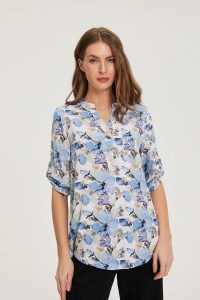 Koszula z wiskozy w kwiaty niebieska. Niebieskie koszule MOODO, bez wzorów, z wiskozy, bez kołnierzyka, bez ramiączek. Za 99,99 zł.