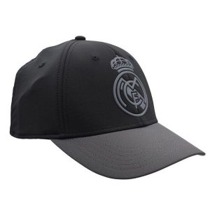 Real Madryt czapka z daszkiem Cap szara. Szare czapki REAL MADRID, bez wzorów, sportowe. W wyprzedaży za 99,29 zł.