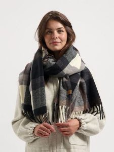 TRAVELIN' Szal w kolorze beżowo-czarnym rozmiar: onesize. Brązowe szaliki Travelin', bez wzorów, z materiału. Za 152,99 zł.