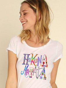 WOOOP Koszulka "Hakuna Matata" w kolorze białym rozmiar: M. Białe bluzki Wooop, m, bez wzorów, z bawełny, bez kołnierzyka, bez ramiączek. Za 70,24 zł.