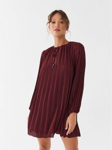 Liu Jo Sukienka codzienna MF3399 T0414 Bordowy Relaxed Fit. Czerwone kombinezony Liu Jo, na co dzień, bez wzorów, z syntetyku, bez kołnierzyka, bez ramiączek, proste. Za 569,99 zł.