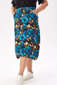 Wygodna i stylowa dresowa spódnica Karina - wyrazisty kwiatowy wzór w odcieniach niebieskiego PLUS SIZE XXL. Niebieskie spódnice Moda Size Plus Iwanek, na co dzień, l, bez wzorów, z bawełny, eleganckie, plus size, mini. Za 199,90 zł.