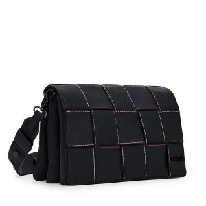 Torebka Desigual. Czarne listonoszki Desigual, bez wzorów, bez dodatków. Za 359,99 zł.