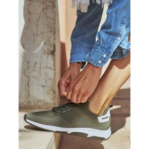 Buty z recyklingu dla kobiet TBS Confort. Brązowe buty sportowe Tbs, bez wzorów, bez zapięcia. Za 447,50 zł.