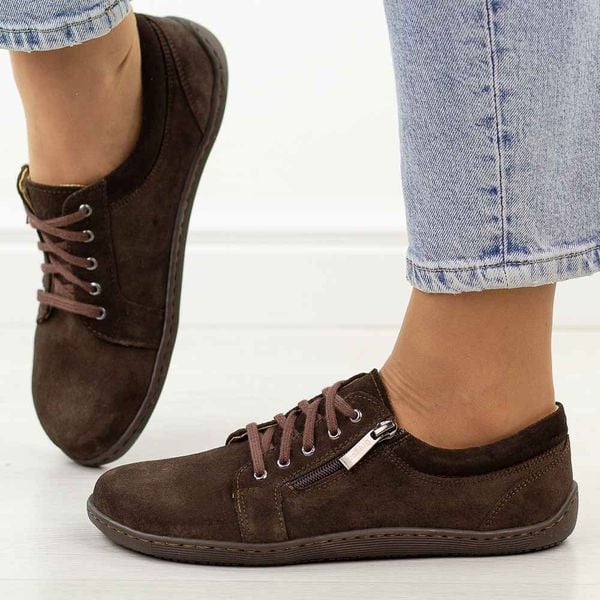 Brązowe zamszowe skórzane Polskie półbuty damskie barefoot Gregors 1153. Brązowe półbuty Gregors, na jesień, bez wzorów, z jeansu, bez obcasa, na płaskiej podeszwie, bez zapięcia. Za 379,00 zł.