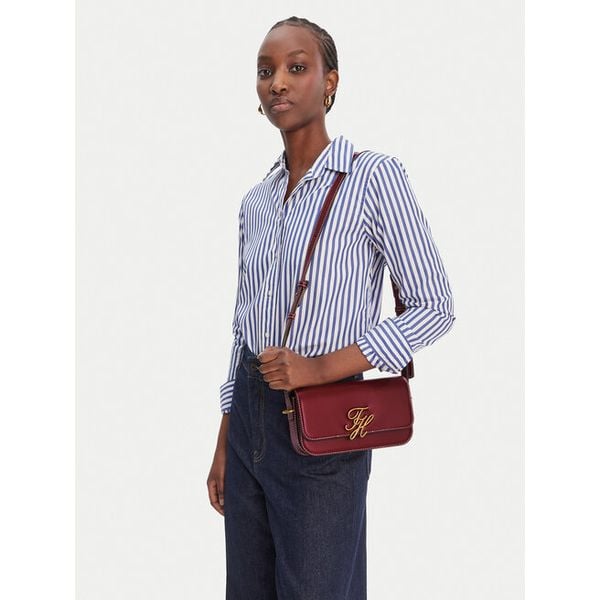 Torebka Tommy Hilfiger. Czerwone listonoszki TOMMY HILFIGER, bez wzorów, bez dodatków. Za 490,99 zł.